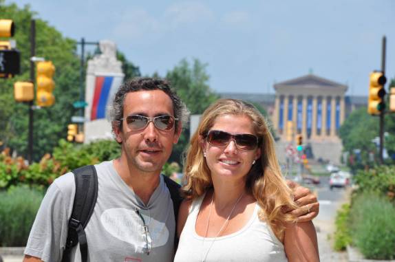 Visitando Philadelphia, na Pennsylvania, nos Estados Unidos. Ao fundo, o famoso Museu de Artes da cidade